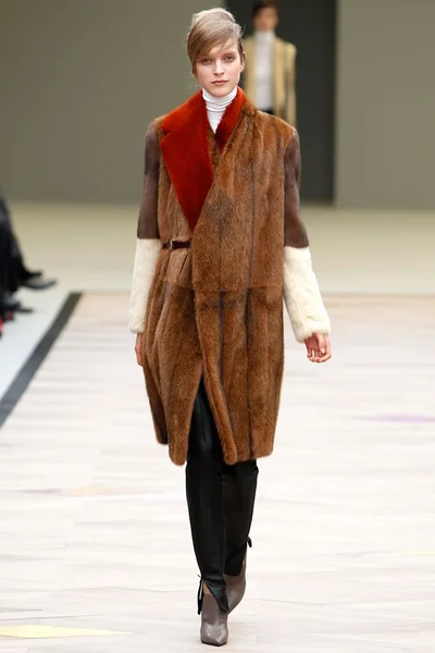 Look 16